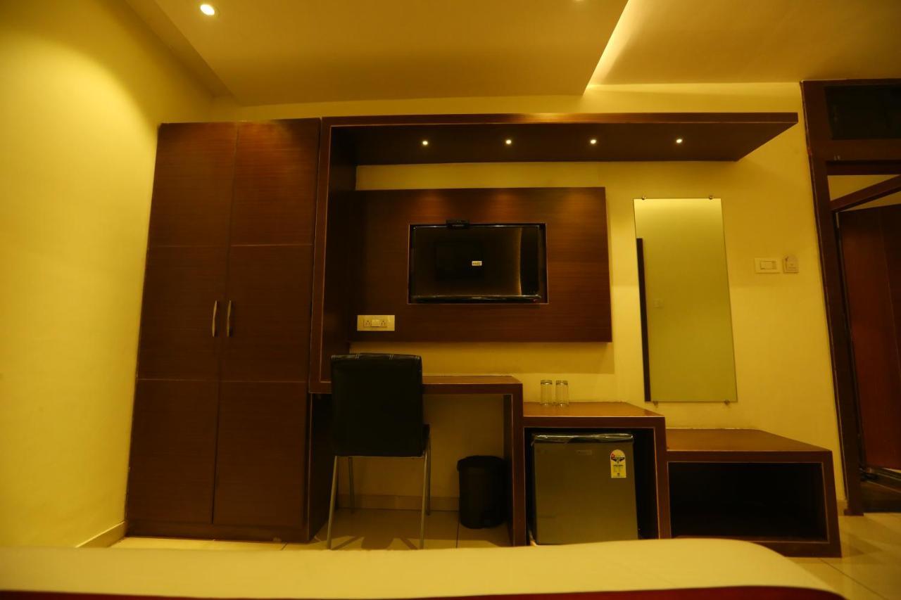 Hotel Hindustan Residency Тане Екстериор снимка